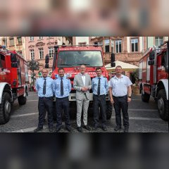 Gruppenfoto vor dem neuen Feuerwehrfahrzeug
