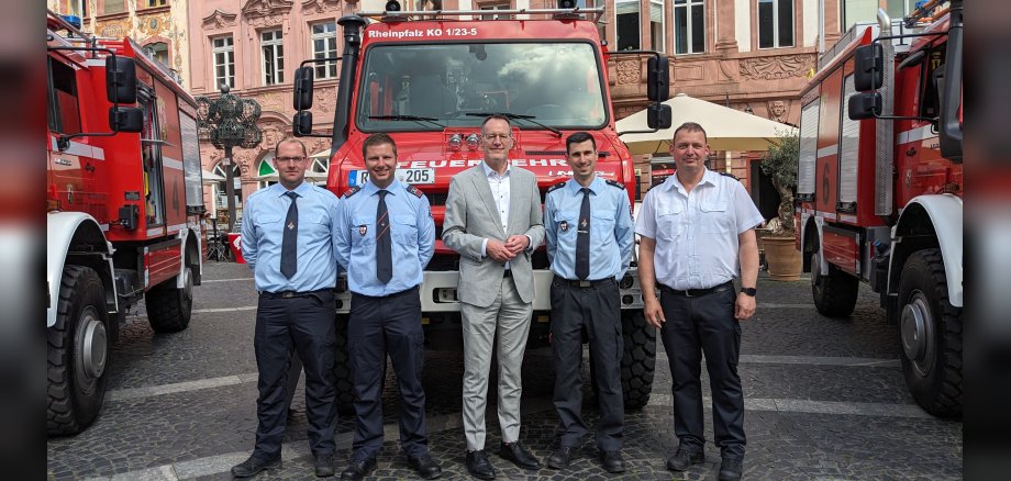 Gruppenfoto vor dem neuen Feuerwehrfahrzeug
