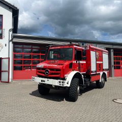 Feuerwehrfahrzeug vor dem Feuerwehrhaus in Kaisersesch